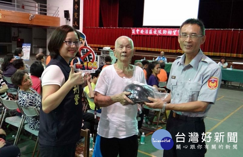 為避免暑假期間因無知而觸法,北港警分局辦理治安會議並舉辦有獎徵答送安全帽等好禮活動,參加者均聚精會神聆聽搶答,現場氣氛融洽。