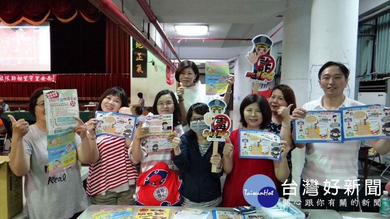 為避免暑假期間因無知而觸法,北港警分局辦理治安會議並舉辦有獎徵答送安全帽等好禮活動,參加者均聚精會神聆聽搶答,現場氣氛融洽。