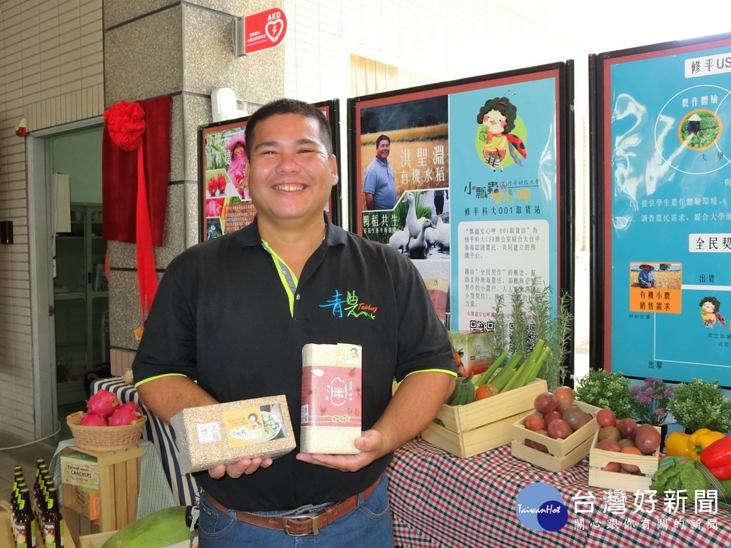 參與「小瓢蟲安心呷-取貨站」臺中市青年農民聯誼會執行長洪聖淵鼓勵消費者,可以隨時到田間參觀。記者林重鎣攝
