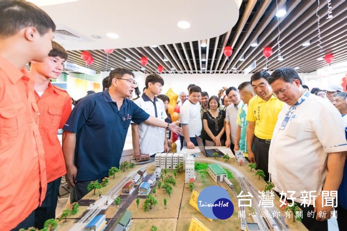 鄭市長表示,富岡分館因鄰近台鐵富岡車輛基地,特別以鐵道文化及樂齡養生作為館藏特色。