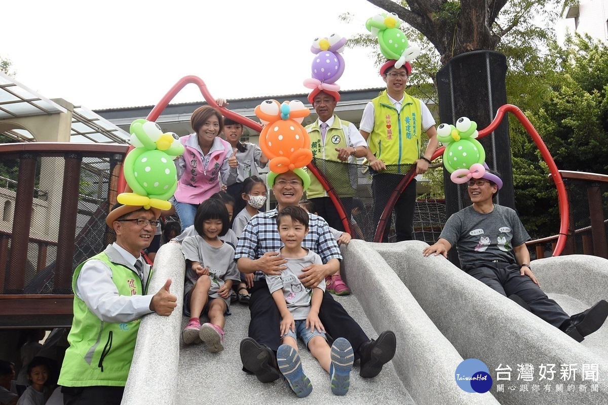 中山國小領角鴞樂園正式啟用，縣長魏明谷與小朋友一同遊樂。圖／記者鄧富珍攝
