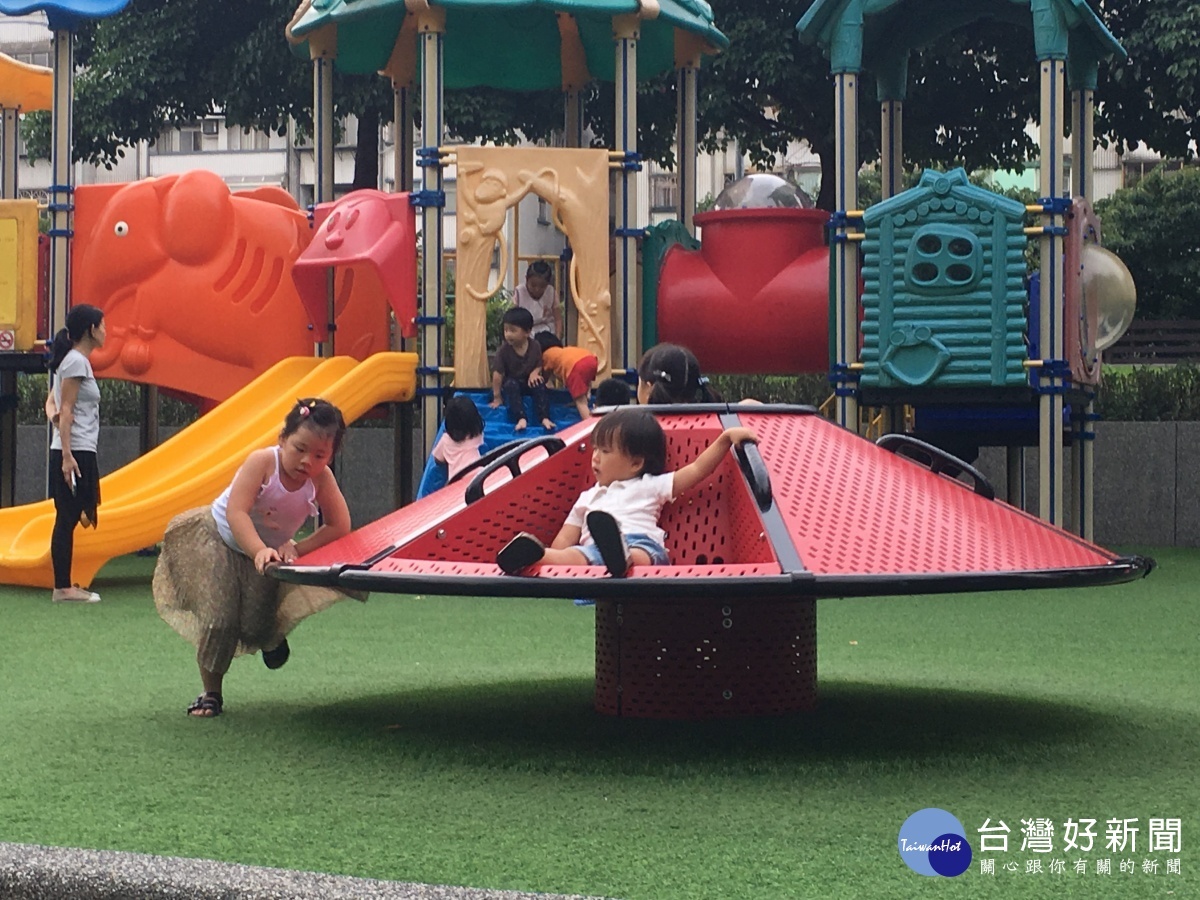 Life生活網 好玩遊具再添一座紅色旋轉飛碟降落北市內湖樂活公園 Life生活網 好玩遊具再添一座紅色旋轉飛碟降落北市內湖樂活公園