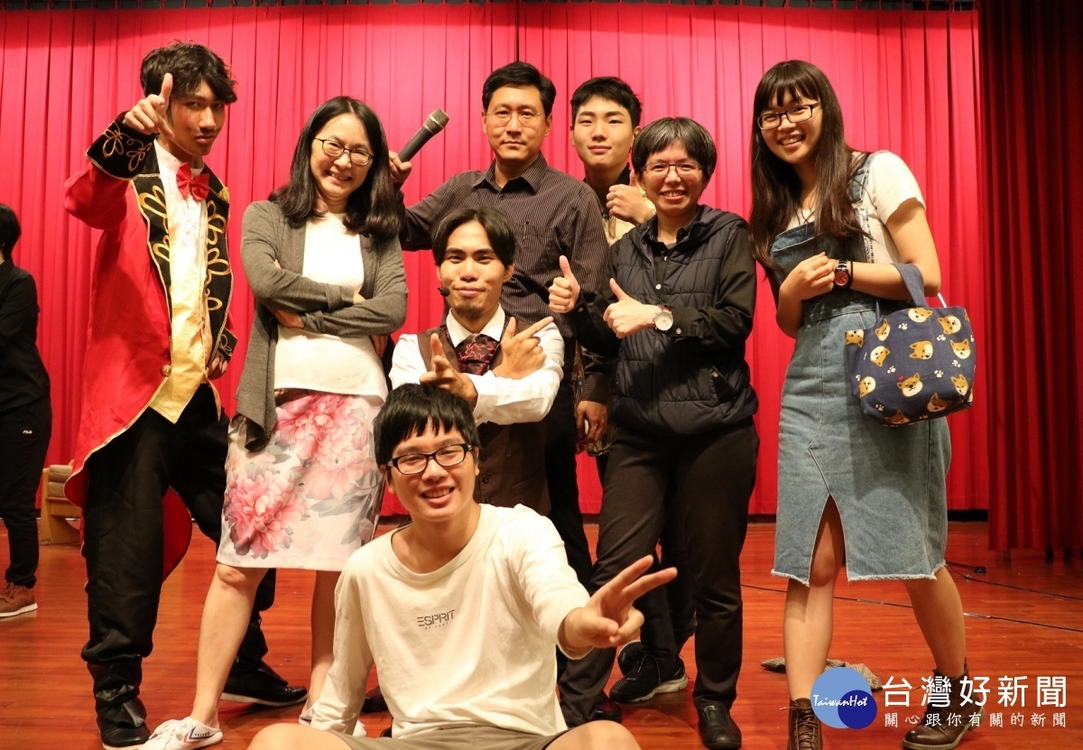 中原大通識中心副教授張浩(後排中)的「一起來玩音樂劇」,帶領學生玩出西洋經典名劇。