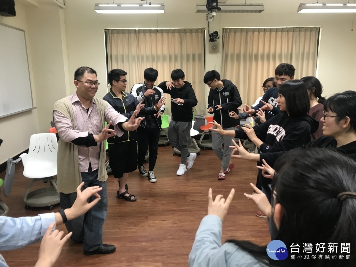 中原大學通識中心助理教授侯剛本(左1)指出，透過身段、唱腔的京劇實際體驗，能提升學生的藝術美感與知性博雅的氣質。