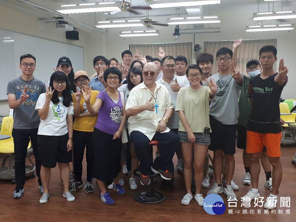 中原大學通識課程「傳統戲曲與生活」,邀請到台灣京劇名家、前國光劇團排練指導朱錦榮大師(圖中),親臨課堂指導學生唱腔練習。