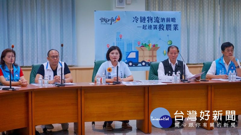 雲林縣長參選人張麗善在十多位議員及鄉鎮市長參選人、農會總幹事等陪同下,發起連署活動,呼籲政府將冷鏈物流園區直接納入前瞻計畫中。(記者陳昭宗拍攝)