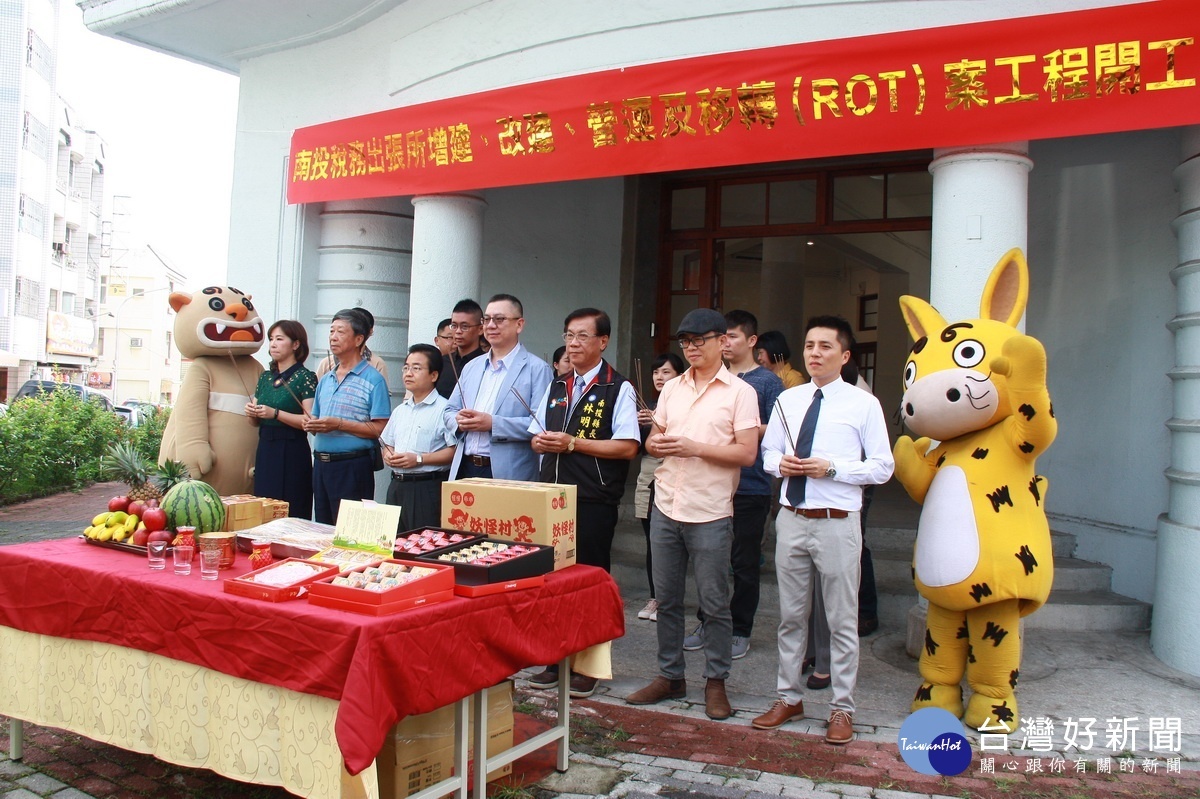 南投稅務出張所整修在林縣長林志穎總經理等上香後開工。(記者扶小萍攝)