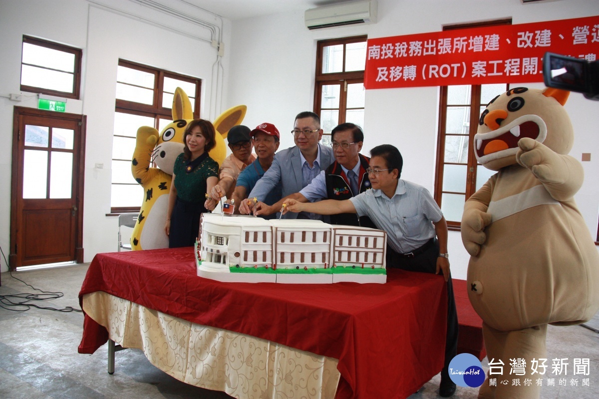林縣長與林志穎夫婦及文化局長林榮森等宣告出張所整修開工。( 記者扶小萍攝)