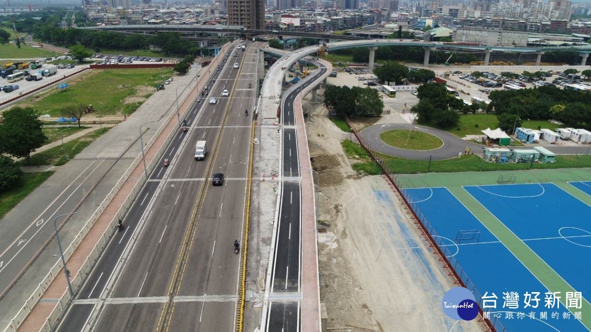 台北市工務局新工處表示，新版台北華中橋機車道、人行道，將於6月30日（週六）上午9時起重新開放，提醒用路人須注意行車速限，並留心新版華中橋機車道的路型變化。（圖／台北市工務局新建工程處）