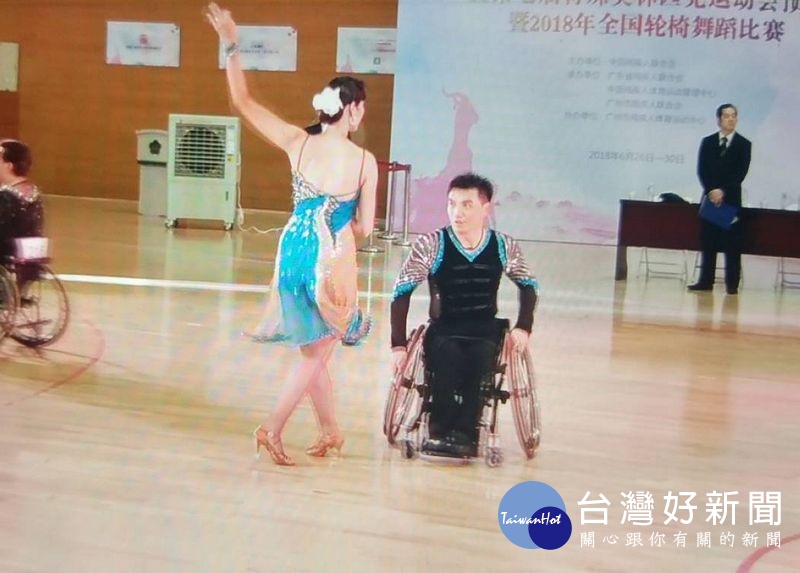 由蔡秀慧老師帶領的新北市輪椅體育運動舞蹈協會,參加「諾德杯、2018廣州輪椅舞蹈邀請賽」,獲得亮眼成績。(記者陳昭宗翻攝)