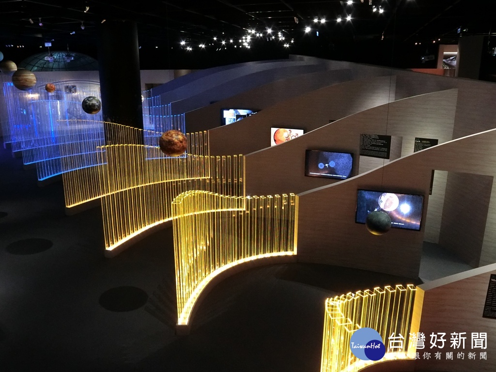 科博館漫步太陽系特展的太陽系模擬場景。(圖/記者賴淑禎攝)