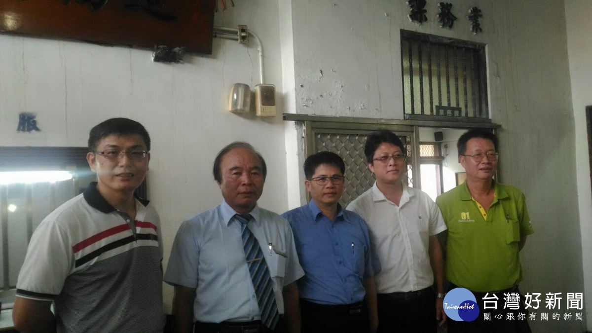 防疫尖兵左起防疫課長許國輝、二水農會秘書陳龍志、唐佳永所長、農產業務課長簡寬宇、獸醫師簡振正。(農產公司提供)