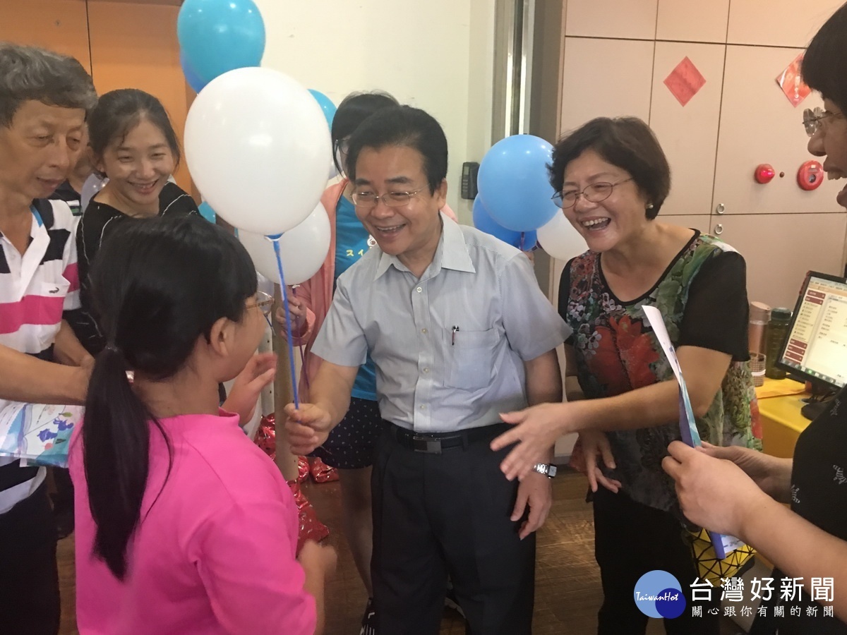 林榮森局長贈送親子帶有禮物標籤的汽球。(記者扶小萍攝)