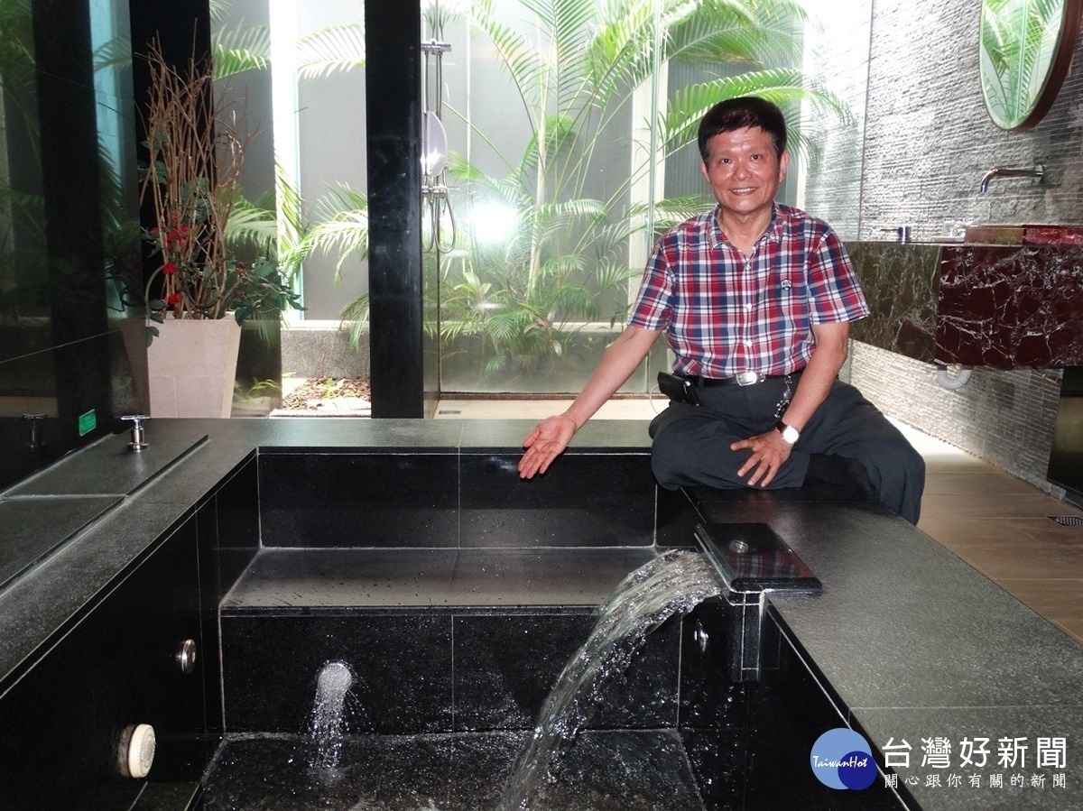 彰化縣旅館公會理事長謝榮聰特別推薦的小空間,引進業界獨創的「逆流設備」,在每個房間浴室都裝設了獨特清潔龍頭的貼心服務。圖/記者鄧富珍攝