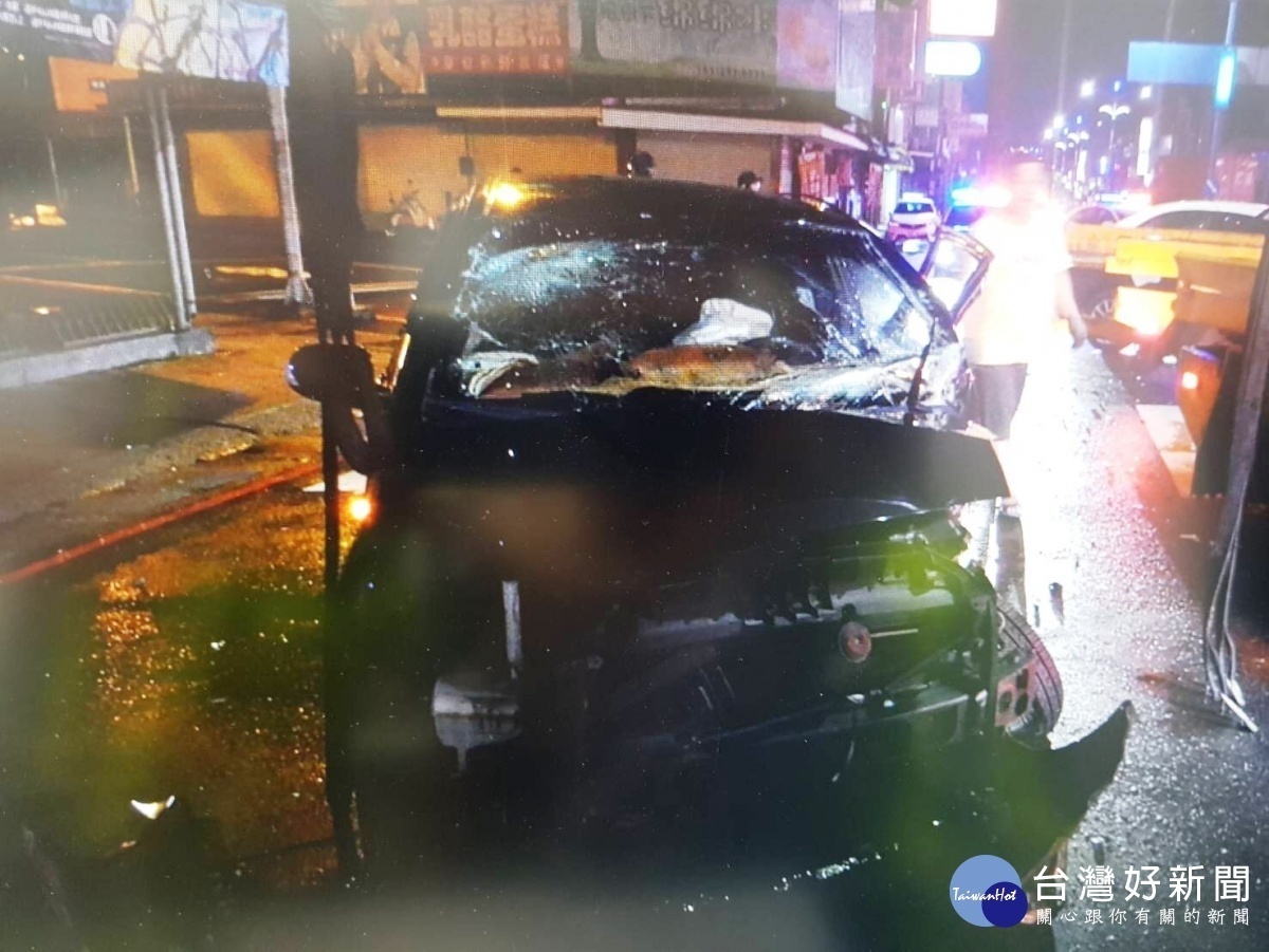 警方駕警車趕往家暴案件現場處理路途中,與自小客車陳姓駕駛發生側撞。