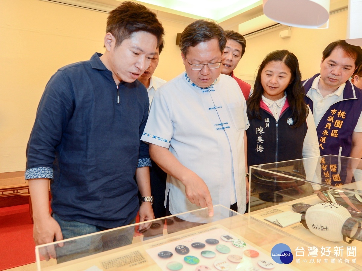 桃園市長鄭文燦在市府新聞處長張惇涵的陪中,參觀《大家來讀冊》展覽。