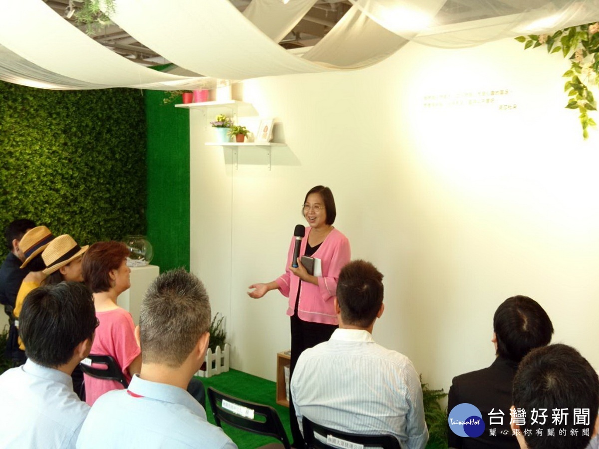 桃園市政府文化局長莊秀美於桃園A8藝文中心「來,做客」生活樣態展茶會中,邀請大家踴躍前來觀賞。