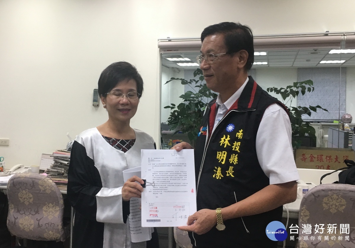 南投縣委律師提釋憲保障退休公務員權益。(記者扶小萍攝)