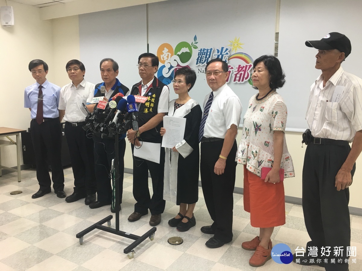 退休人員感謝縣府挺身而出。(記者扶小萍攝)