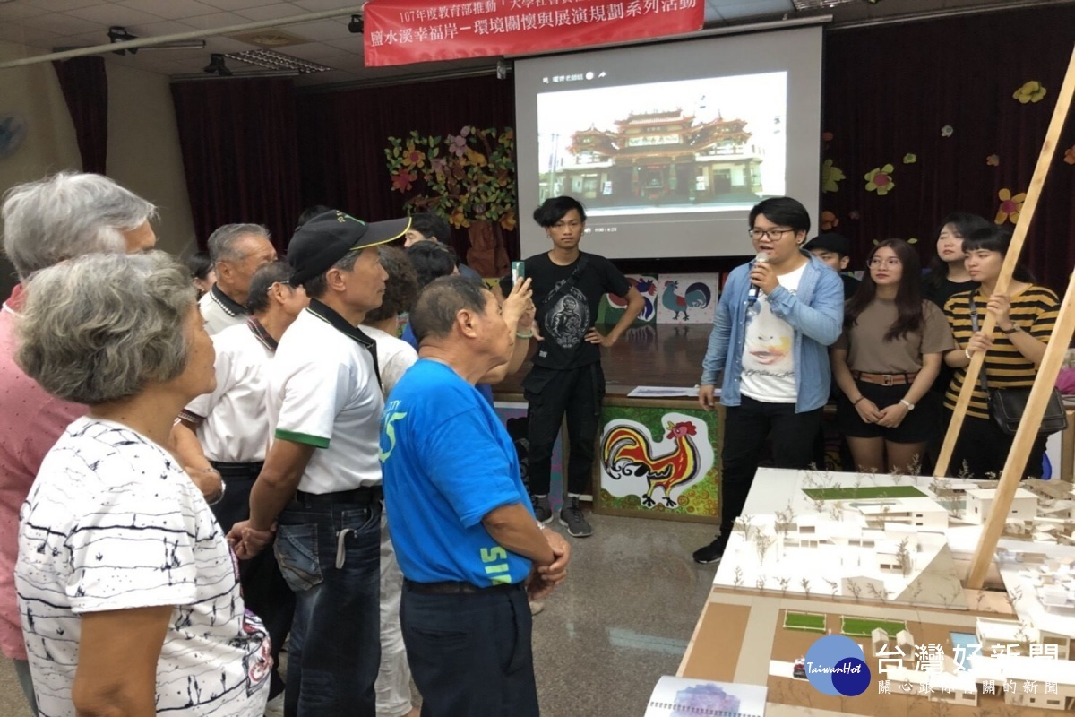 學生向社區民眾說明作品內容。