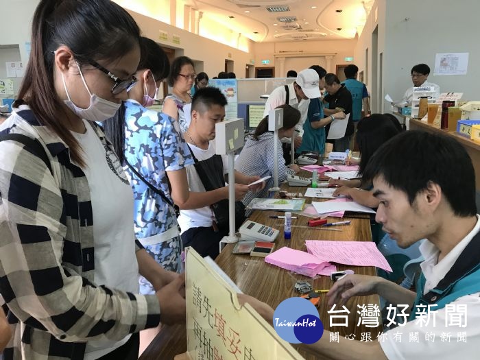 莊敬權表示，為提供弱勢民眾友善服務，桃園市首度試辦65歲以上身心障礙申請者到府收件。