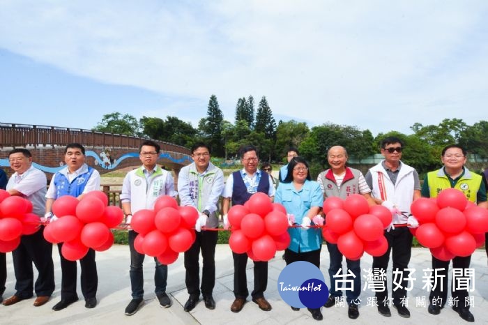 市長鄭文燦前往平鎮區新光路二段圓墩伯公福德祠旁,出席「伯公潭客家信仰圈水利景觀工程竣工典禮」。