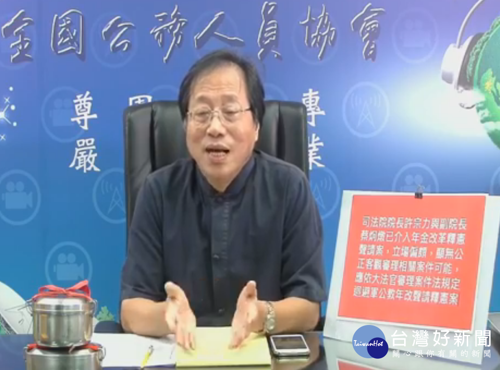 不滿軍公教退休金遭砍,李來希3日在「軍公教網路之聲直播電台」直播中替軍公教抱不平,痛批年金改革上路,也救不起蔡英文「跌跌」不休的民調。此次年改亂象,逼得不只是軍公教,連做生意的小老百姓都要節衣縮食過日子。(圖/翻攝「軍公教網路之聲直播電台」臉書)