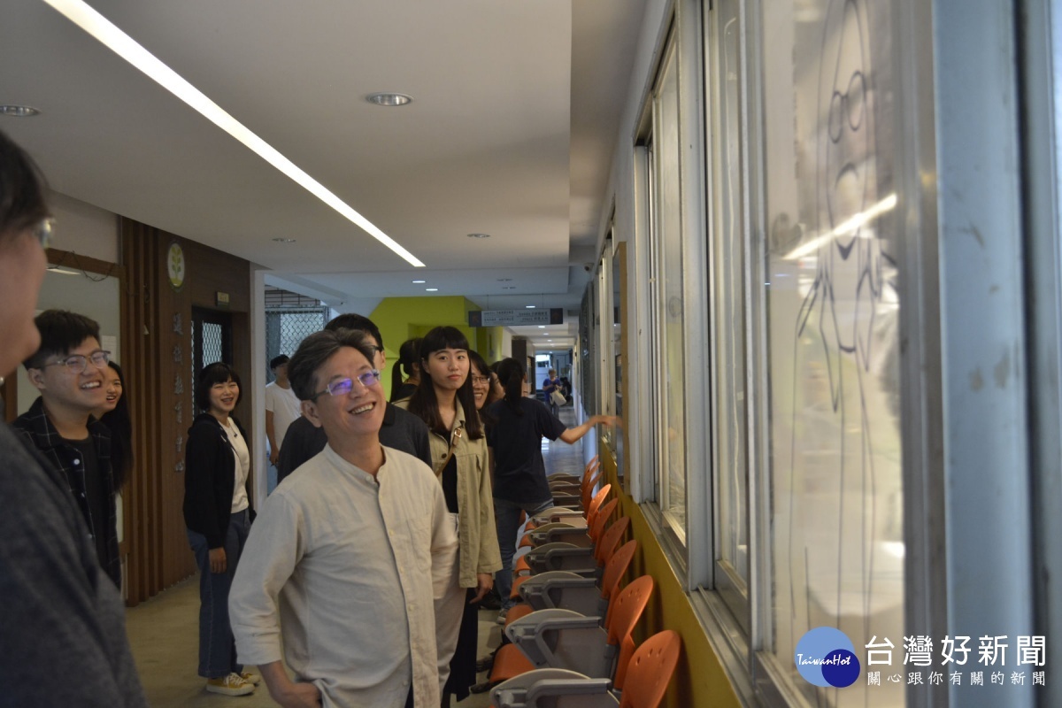 張郁靂系主任參觀展出作品。