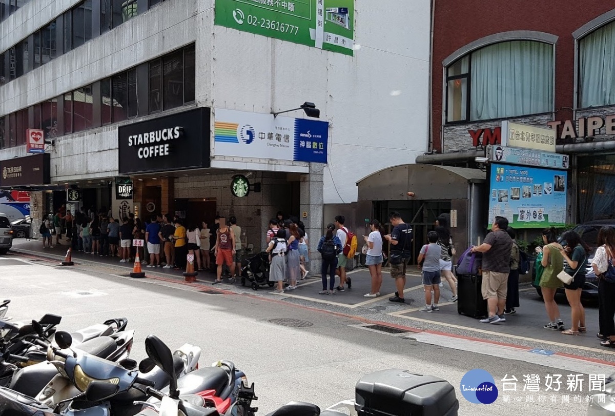 台北站前店外仍大排長龍，民眾都是衝著「好康」而來，生意絲毫不受負面新聞影響。