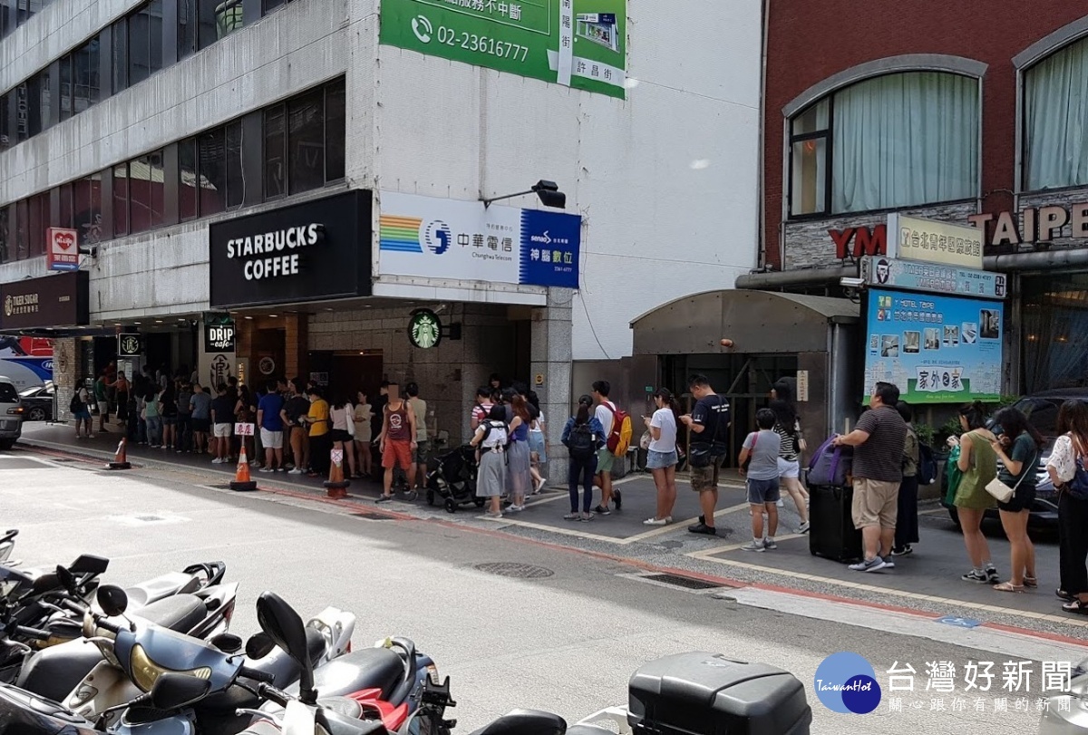 台北站前店外仍大排長龍,民眾都是衝著「好康」而來,生意絲毫不受負面新聞影響。