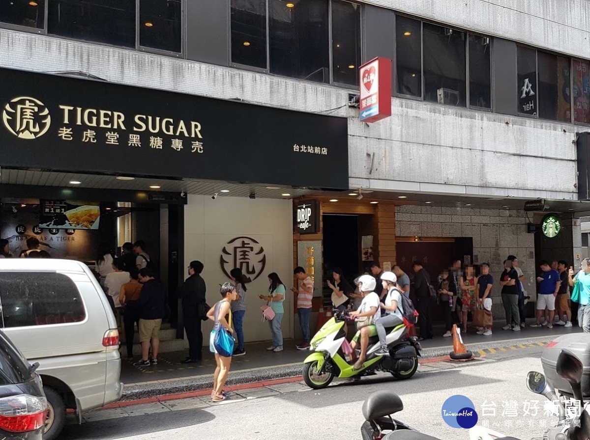 台北站前店外仍大排長龍,民眾都是衝著「好康」而來,生意絲毫不受負面新聞影響。