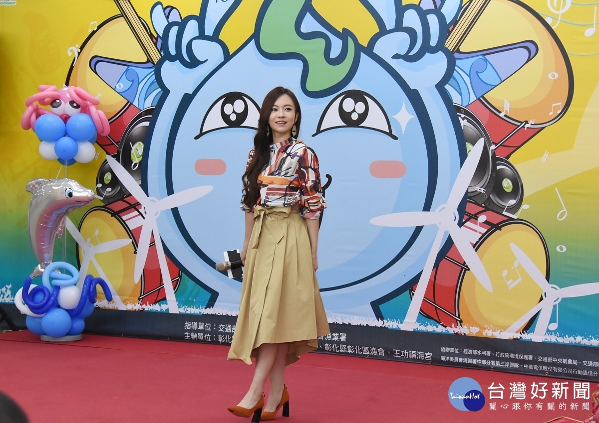 海洋音樂會女歌手「杜忻恬」到場演唱。圖/記者鄧富珍攝