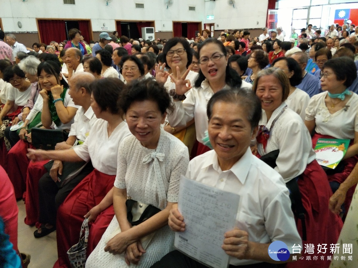 長青大學結業典禮中的「英語班」學員,歡喜來畢業。圖/記者鄧富珍攝