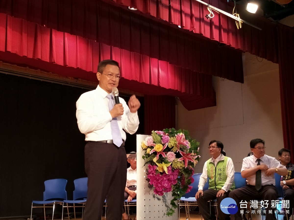 彰化市107年度長青大學結業典禮，縣長魏明谷到縣長致詞祝賀。圖／記者鄧富珍攝