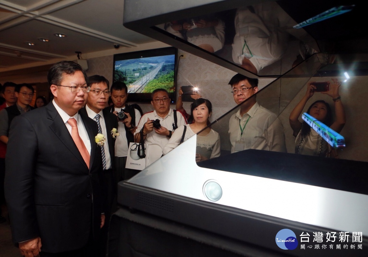 桃園市長鄭文燦參觀桃園捷運綠線工程所展示的3D立體捷運列車。