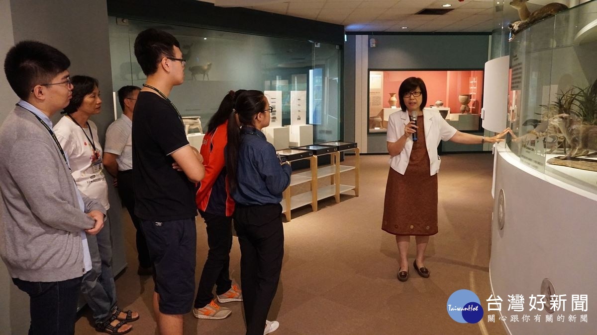 國立自然科學博物館5日起更新常設展區推出古代人故事展覽,科博館人類學組屈慧麗主任解說展場。(圖/國立自然科學博物館)