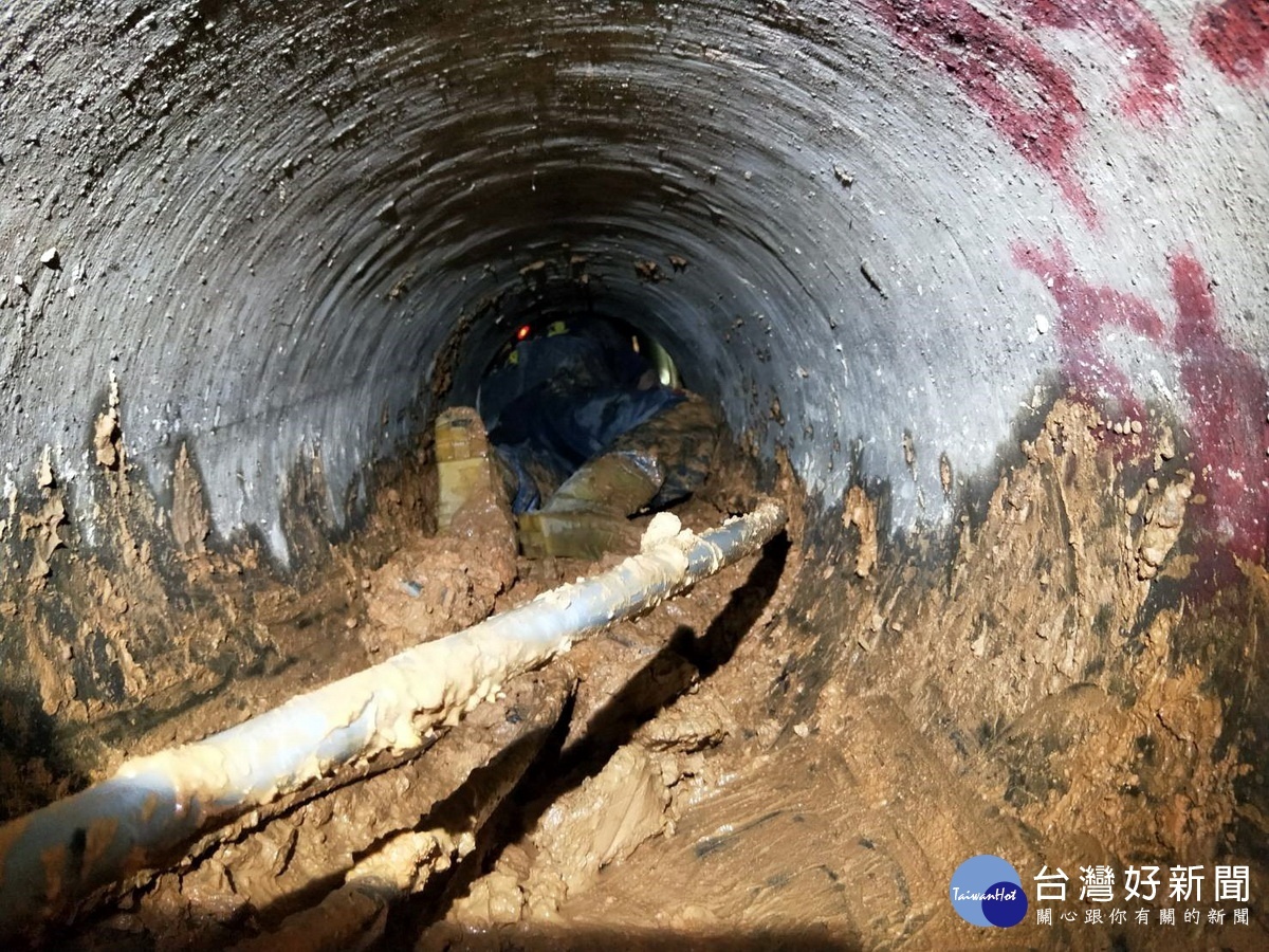 水務局人員進入狹小的0.5米涵管清除阻塞物及廢棄纜線,讓涵管得以回復排水通暢。