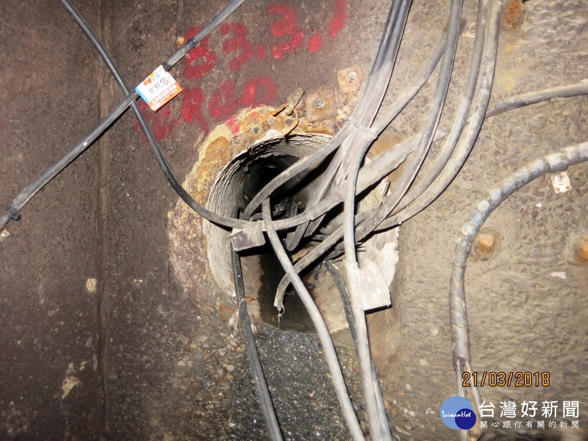 排水涵管遭廢棄纜線阻塞情形嚴重。