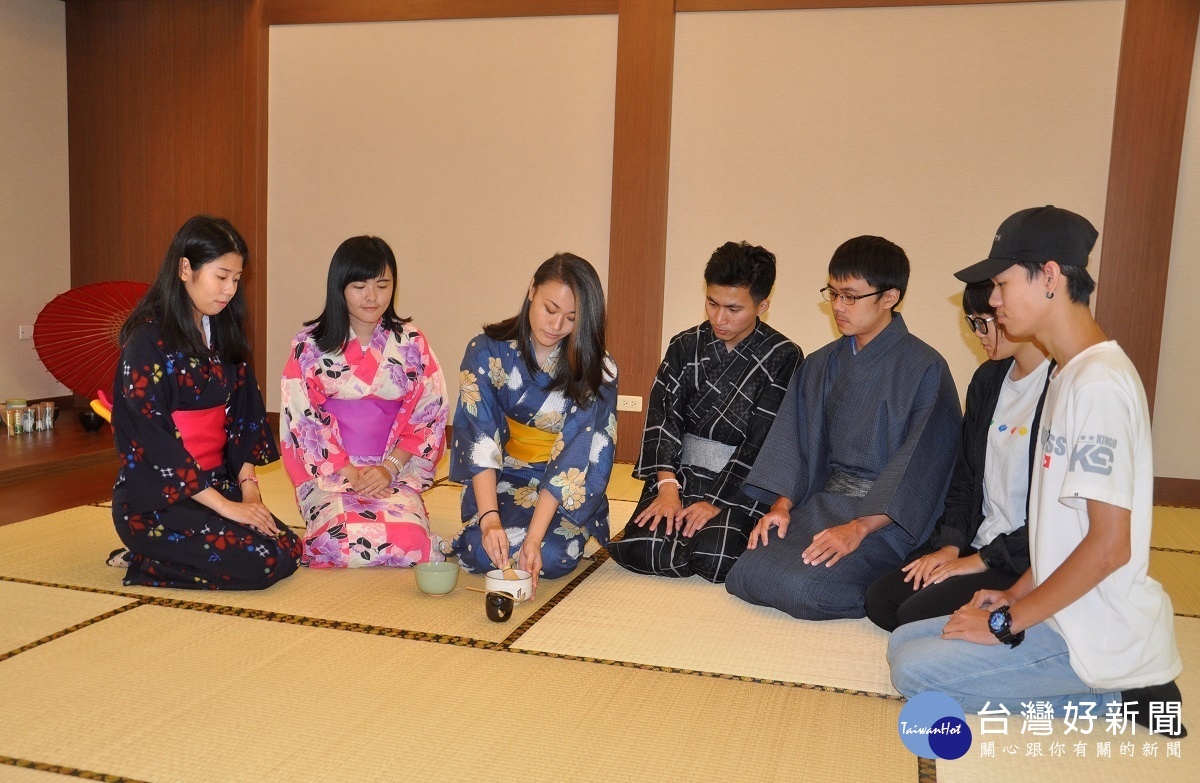 日本籍學生西村南海(中)向同學示範日本茶道。