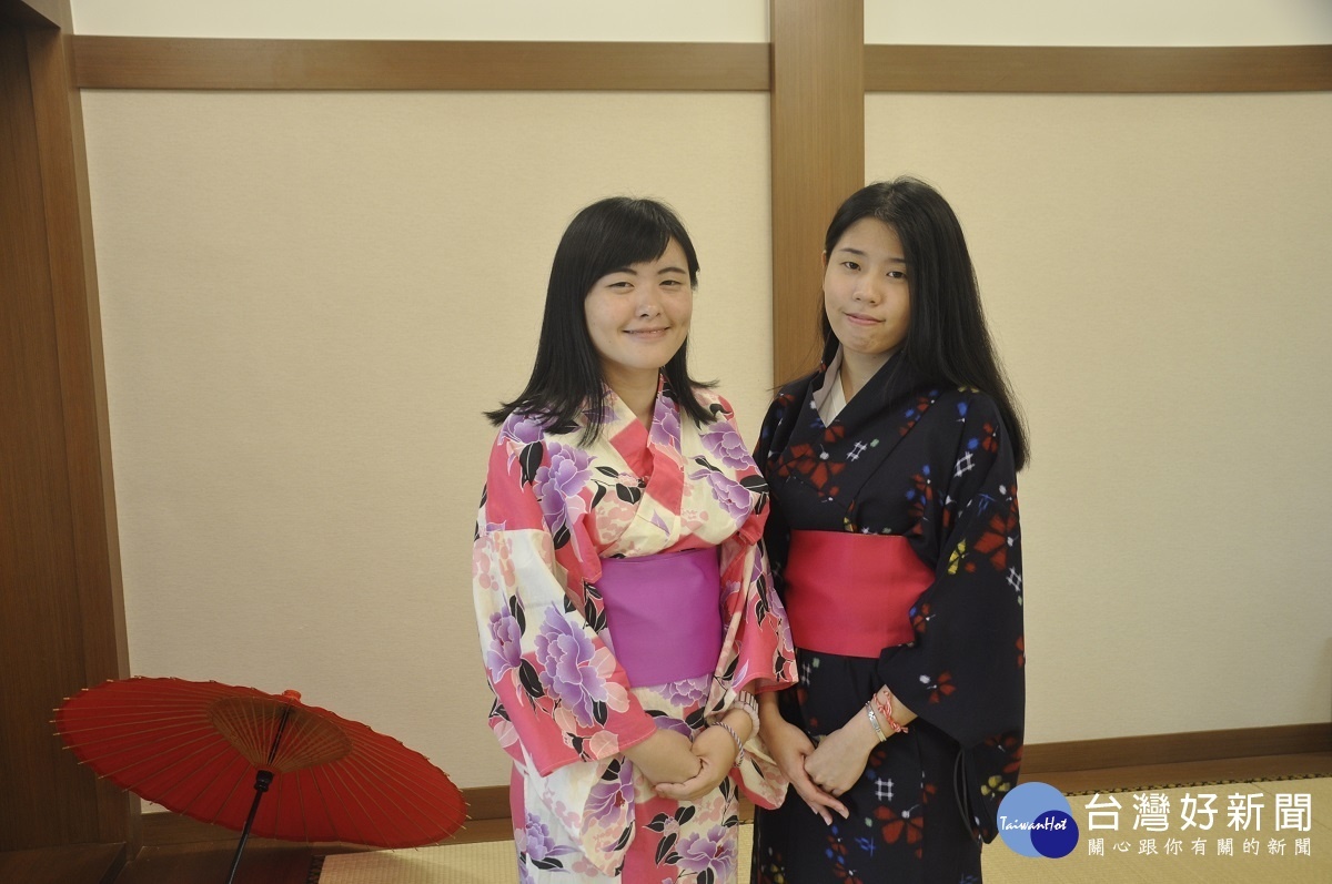 建國科大應用外語系學生吳宣旻(右)與陳家儀(左)就讀高中就是同班同學，還要一起到日本同一職場實習。