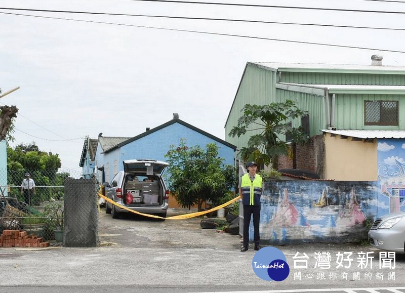 北港鎮新厝里一處民宅驚傳命案，警方報請雲林地檢署檢察官率法醫相驗，並朝他殺方向積極偵辦。（記者陳昭宗拍攝）