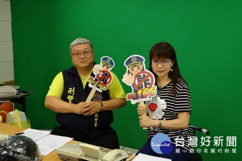 北港分局偵查隊代理副隊長陳昱銘為暑假青春專案帶動「反毒詐」風氣,獲邀到電視台以青少年誤觸法網的實際案例加強預防犯罪宣導。(記者陳昭宗拍攝)