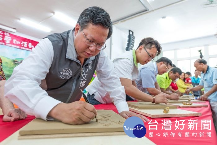 鄭市長表示，高連擋土牆美化工程將原本呆板的擋土牆，搖身一變成為充滿趣味的畫版。