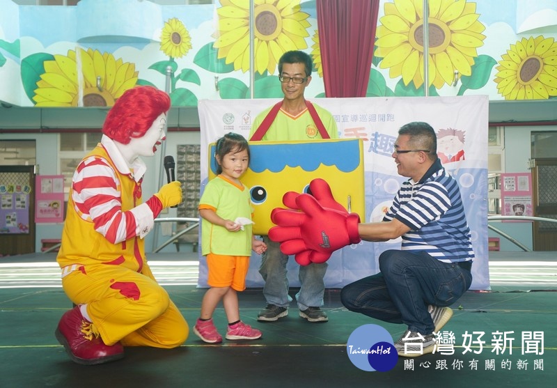 為宣導正確防疫觀念,四湖鄉長蘇國瓏、副議長蘇俊豪與麥當勞叔叔前往鄉立幼兒園又唱又跳,宣導「一起洗手趣,預防腸病毒」。(記者陳昭宗拍攝)
