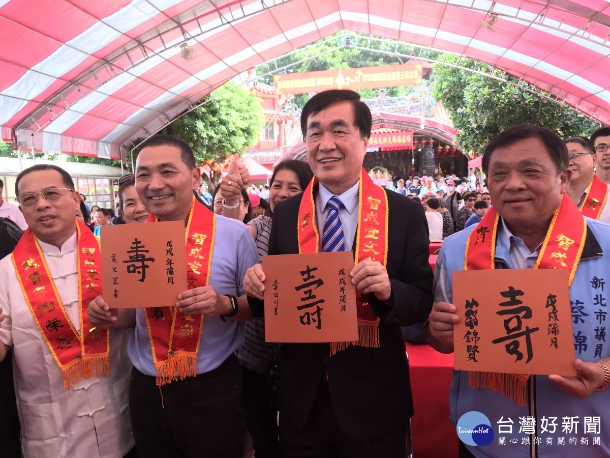三芝智成堂舉辦千人千壽復古揮毫比賽,成功挑戰金氏世界紀錄,副市長李四川見證創造歷史紀錄的一刻。(圖/民政局提供)