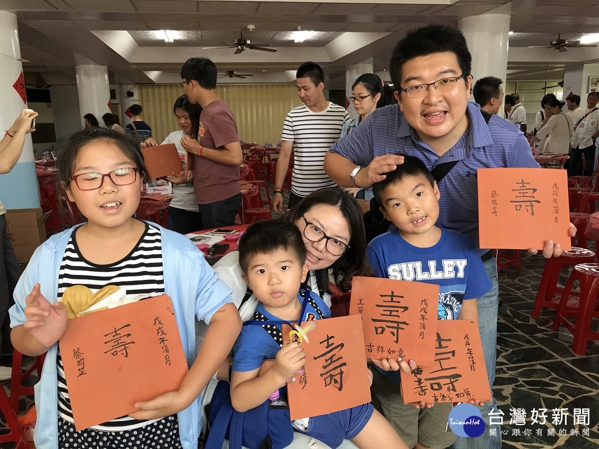 千人千壽復古揮毫暨書藝傳香書法比賽,年紀最小的是2歲的蔡明諺小弟弟,在家人協助之下也順利完成了「壽」字寫作(圖/民政局提供)