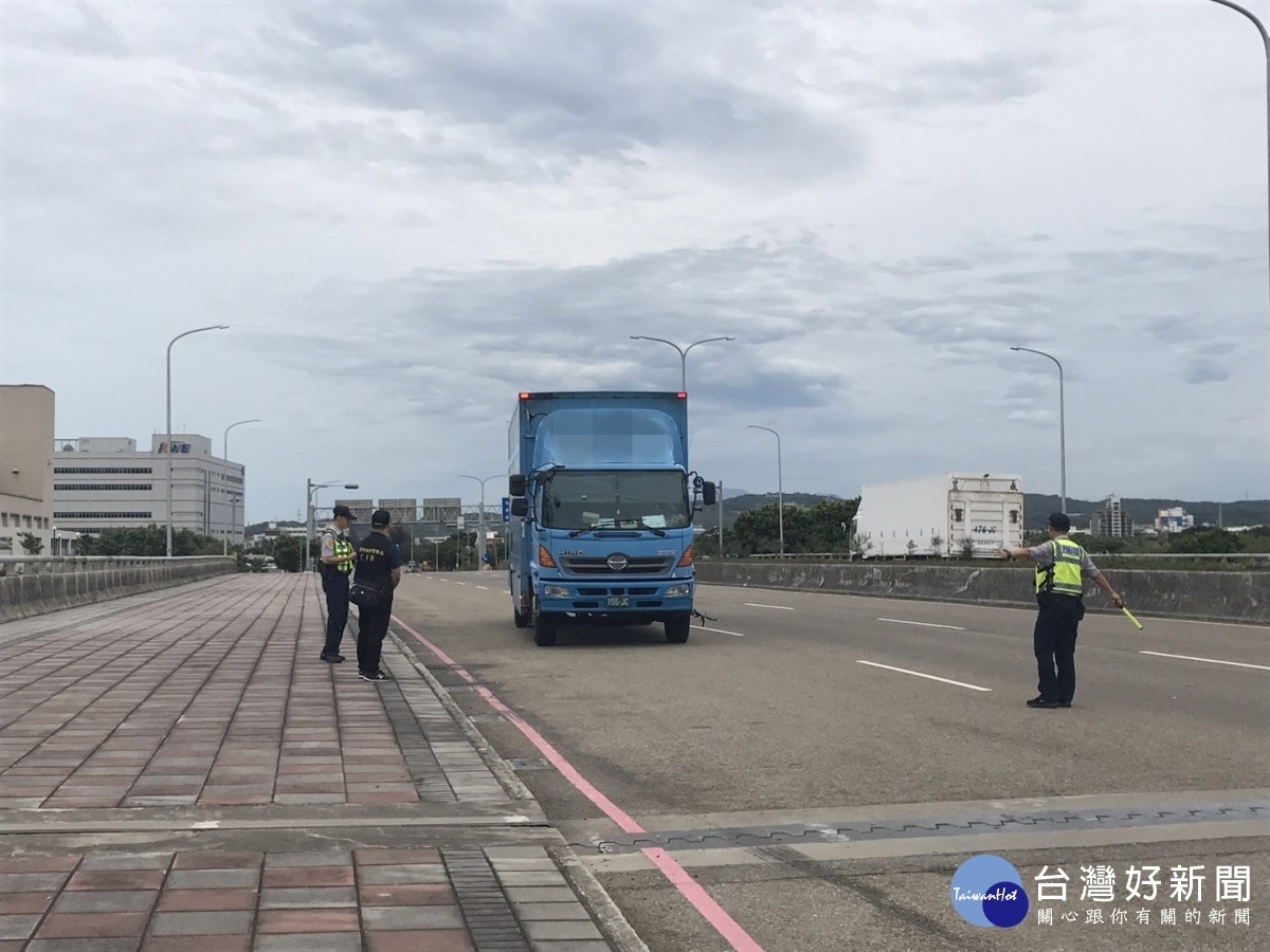 為加強查緝毒品犯罪，市警局規劃結合行政及刑事警力， 針對轄內大貨(貨櫃)車輛行駛頻繁路線，實施「專案路檢」勤務。