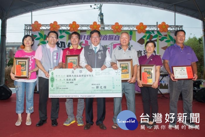 鄭市長頒發競大組得獎人為第一名黃文晉獎金5萬元。