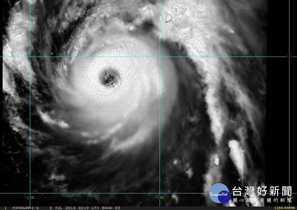 中央氣象局副局長鄭明典在臉書貼出颱風現況的衛星影像，指出現在8號颱風眼牆雲系完整，颱風眼清晰，是明確的強烈颱風特徵，移動速度也逐漸變快。（圖／CIMSS）