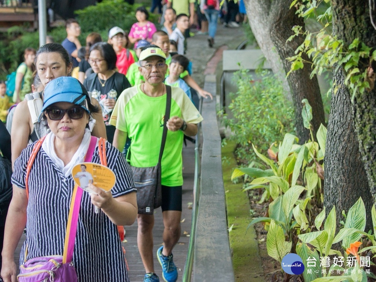 桃園區體育會於虎頭山公園舉辦親子運動嘉年華千人健走活動。